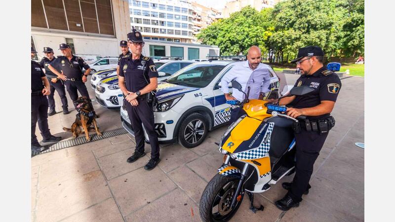 El Ayuntamiento de Benidorm testa un modelo de motocicleta eléctrica para incorporar a la Policía Local